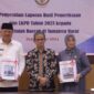 Wali Kota Solok, Zul Elfian Umar dan Ketua DPRD Kota Solok Hj. Nurnisma menerima opini WTP dsri Perwakilan BPK Sumbar, Arif Agus, Jumat (3/5/24). (Foto: Prokopim Kota Solok)