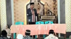 Camat Lubeg Andi Amir memberikan sambutan saat Halalbihalal PKPS Kota Padang di Masjid Baitul Makwa Kelurahan Pampangan Nan XX Kecamatan Lubeg, Minggu (5/5/2024).