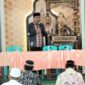 Camat Lubeg Andi Amir memberikan sambutan saat Halalbihalal PKPS Kota Padang di Masjid Baitul Makwa Kelurahan Pampangan Nan XX Kecamatan Lubeg, Minggu (5/5/2024).