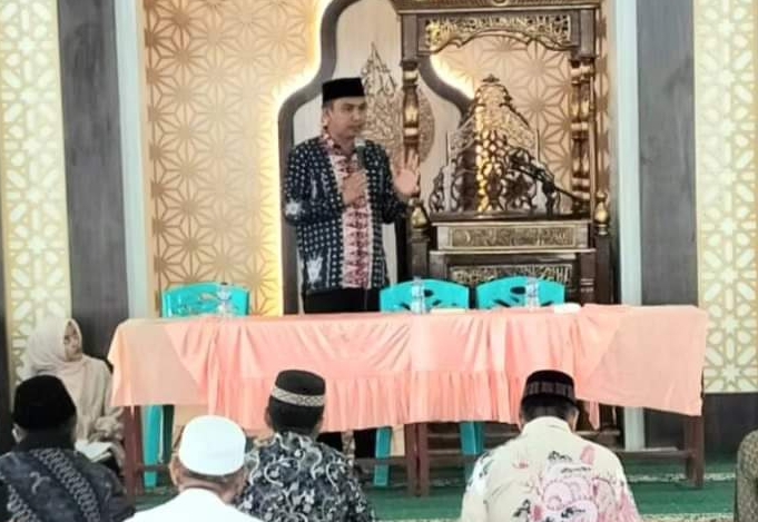 Camat Lubeg Andi Amir memberikan sambutan saat Halalbihalal PKPS Kota Padang di Masjid Baitul Makwa Kelurahan Pampangan Nan XX Kecamatan Lubeg, Minggu (5/5/2024).