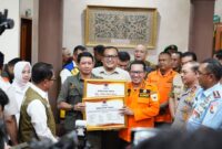 Bupati Eka Putra menerima bantuan dari Kepala BNPB Letjen TNI Suharyanto, Senin (13/5/2024). (Foto: Prokopim Padang)