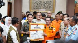 Bupati Eka Putra menerima bantuan dari Kepala BNPB Letjen TNI Suharyanto, Senin (13/5/2024). (Foto: Prokopim Padang)