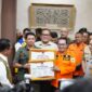 Bupati Eka Putra menerima bantuan dari Kepala BNPB Letjen TNI Suharyanto, Senin (13/5/2024). (Foto: Prokopim Padang)