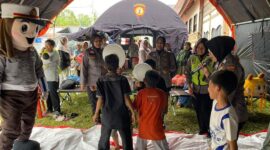 Tim Trauma Healing Polres Tanah Datar menghibur para korban bencana di Posko Pengungsian Kantor Wali Nagari Rambatan, Rabu (15/5/2024). (Foto: Prokopim Tanah Datar)