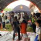 Tim Trauma Healing Polres Tanah Datar menghibur para korban bencana di Posko Pengungsian Kantor Wali Nagari Rambatan, Rabu (15/5/2024). (Foto: Prokopim Tanah Datar)