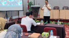 Camat Lubuk Begalung Andi Amir menyampaikan materi tentang Peranan Lintas Sektor dalam Program Pelayanan Kesehatan Lansia di Hotel Rangkayo Basa, Rabu (15/5/2024).