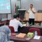 Camat Lubuk Begalung Andi Amir menyampaikan materi tentang Peranan Lintas Sektor dalam Program Pelayanan Kesehatan Lansia di Hotel Rangkayo Basa, Rabu (15/5/2024).