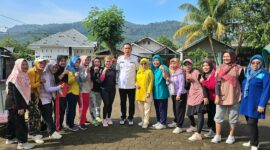 Camat Andi Amir bersama warga usai senam jantung sehat, Rabu (15/5/2024).