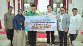 Gubernur Sumbar Mahyeldi menerima bantuan untuk korban banjir dari BSI dan Apical Group, Jumat (17/5/2024). (Foto: adpsb)