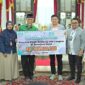 Gubernur Sumbar Mahyeldi menerima bantuan untuk korban banjir dari BSI dan Apical Group, Jumat (17/5/2024). (Foto: adpsb)