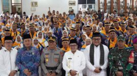 Bupati Tanah Datar Eka Putra melepas JCH berangkat ke Tanah Suci, Sabtu (18/5/2024). (Foto: Prokopim Tanah Datar)