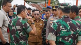 Bupati Eka Putra meninjau kesiapan penyambutan rencana kunjungan Presiden RI Joko Widodo ke posko pengungsi di Kecamatan Lima Kaum, Senin (20/5/2025). (Foto: Prokopim Tanah Datar)
