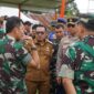 Bupati Eka Putra meninjau kesiapan penyambutan rencana kunjungan Presiden RI Joko Widodo ke posko pengungsi di Kecamatan Lima Kaum, Senin (20/5/2025). (Foto: Prokopim Tanah Datar)