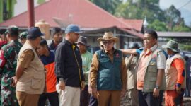 Bupati Tanah Datar Eka Putra, SE, MM  meninjau jembatan Panti Kecamatan Rambatan yang ambruk akibat banjir bandang, Senin (20/5/2024). (Foto: Prokopim Padang)