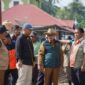Bupati Tanah Datar Eka Putra, SE, MM  meninjau jembatan Panti Kecamatan Rambatan yang ambruk akibat banjir bandang, Senin (20/5/2024). (Foto: Prokopim Padang)