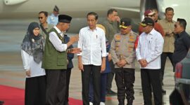 Gubernur Mahyeldi menyambut kedatangan Presiden Jokowi beserta Ny Iriana Joko Widodo di BIM, Selasa (21/5/2024). (Foto: adpsb)