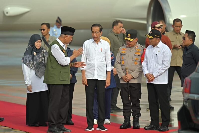 Gubernur Mahyeldi menyambut kedatangan Presiden Jokowi beserta Ny Iriana Joko Widodo di BIM, Selasa (21/5/2024). (Foto: adpsb)