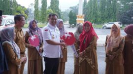 Bupati Dharmasraya, Sutan Riska Tuanku Kerajaan menyerahkan ambulans secara simbolis kepada Kepala Puskesmas, di Pulau Punjung, Selasa (21/5/2024). (Foto: Pemkab Dharmasraya)