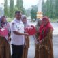 Bupati Dharmasraya, Sutan Riska Tuanku Kerajaan menyerahkan ambulans secara simbolis kepada Kepala Puskesmas, di Pulau Punjung, Selasa (21/5/2024). (Foto: Pemkab Dharmasraya)