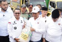 Bupati Eka Putra menerima bantuan sembako dari DPP Gebu Minang, Rabu (22/5/2024). (Foto: Prokopim Padang)