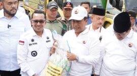 Bupati Eka Putra menerima bantuan sembako dari DPP Gebu Minang, Rabu (22/5/2024). (Foto: Prokopim Padang)