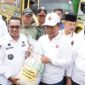 Bupati Eka Putra menerima bantuan sembako dari DPP Gebu Minang, Rabu (22/5/2024). (Foto: Prokopim Padang)