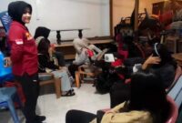 Satpol PP Padang mengamankan tujuh perempuan saat nongkrong hingga larut malam. (Foto: Satpol PP Padang)