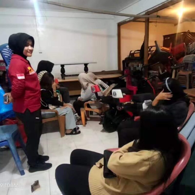 Satpol PP Padang mengamankan tujuh perempuan saat nongkrong hingga larut malam. (Foto: Satpol PP Padang)
