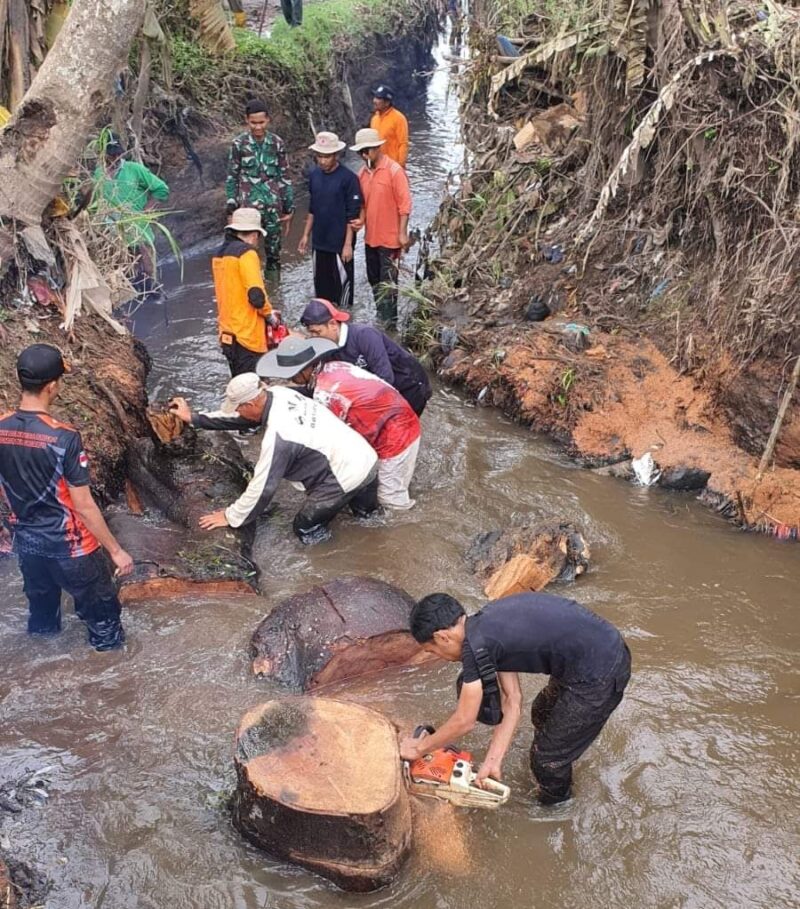 Gotong royong pembersihan Sungai Gajah Tanang, Rabu (22/5/2024). (Foto: Kominfo Padang Panjang)