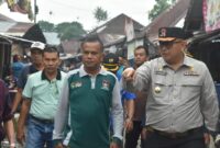Pj Wali Kota Padang, Andree Algamar meninjau kondisi jalan Pasar Lubuk Buaya, Sabtu (25/5/2024). (Foto: Diskominfo Padang)