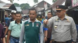 Pj Wali Kota Padang, Andree Algamar meninjau kondisi jalan Pasar Lubuk Buaya, Sabtu (25/5/2024). (Foto: Diskominfo Padang)