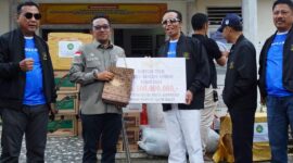 Bupati Tanah Datar Eka Putra menerima bantuan dari alumni PPPJ, Sabtu (25/5/2024). (Foto: Prokopim Tanah Datar)