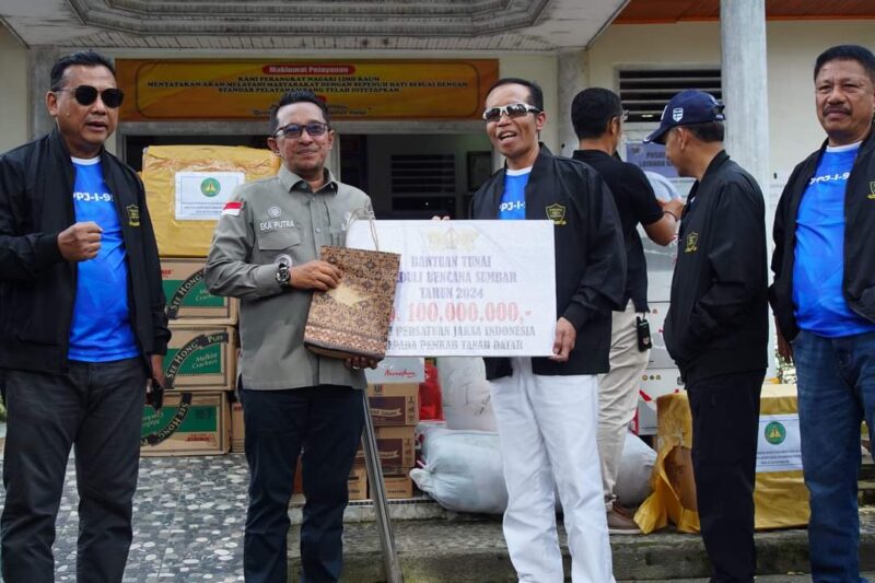 Bupati Tanah Datar Eka Putra menerima bantuan dari alumni PPPJ, Sabtu (25/5/2024). (Foto: Prokopim Tanah Datar)