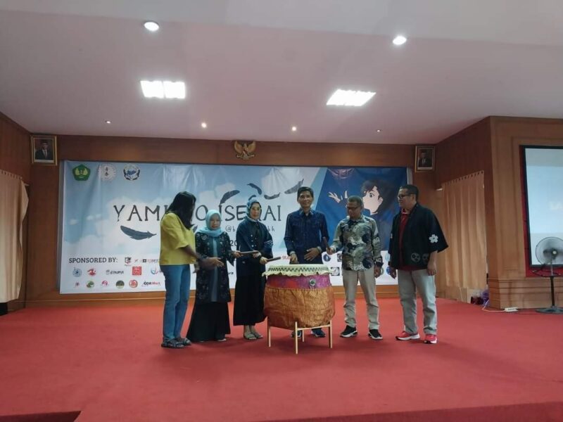 Kabag Administrasi Pembangunan dan Perencanaan, Erwin bersama Rektor UBH Prof. Diana Kartika membuka Bunkasai XXI, Sabtu (25/5/2024. (Foto: Diskominfo Padang)