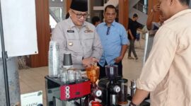 Pj Wali Kota Padang Andree Algamar mengunjungi salah satu stand di Pekan Ekraft Festival Youth Padang 2024, Sabtu (25/5/2024). (Foto: Diskominfo Padang)