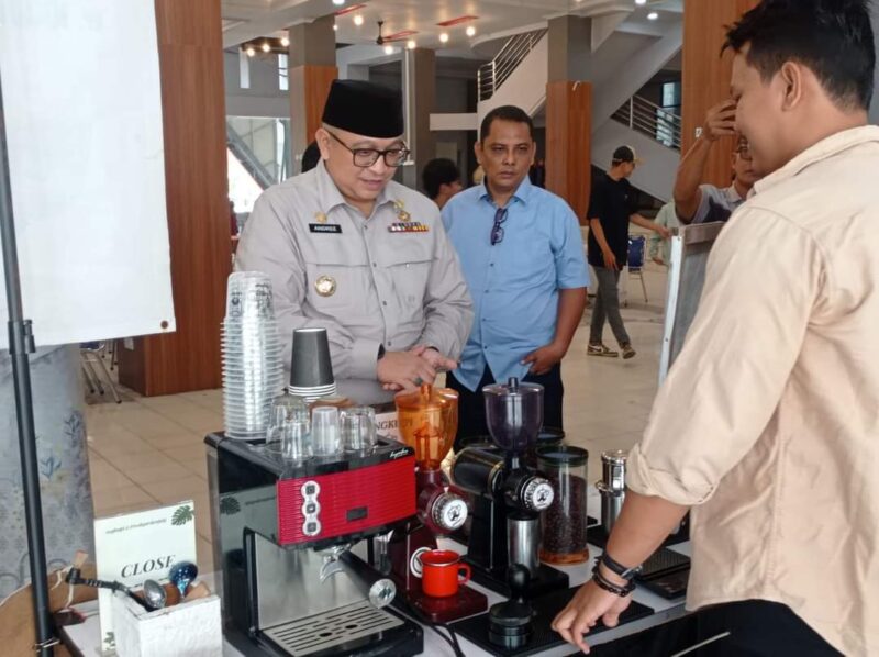 Pj Wali Kota Padang Andree Algamar mengunjungi salah satu stand di Pekan Ekraft Festival Youth Padang 2024, Sabtu (25/5/2024). (Foto: Diskominfo Padang)