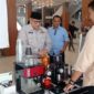 Pj Wali Kota Padang Andree Algamar mengunjungi salah satu stand di Pekan Ekraft Festival Youth Padang 2024, Sabtu (25/5/2024). (Foto: Diskominfo Padang)