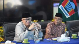 Pj Wako Padang Andree Algamar saat Rapat Pengurus Masjid Agung Nurul Iman di Rumah Dinas Wali Kota Padang, Sabtu, (25/5/2024). (Foto: Diskominfo Padang)