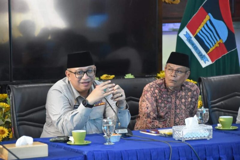 Pj Wako Padang Andree Algamar saat Rapat Pengurus Masjid Agung Nurul Iman di Rumah Dinas Wali Kota Padang, Sabtu, (25/5/2024). (Foto: Diskominfo Padang)