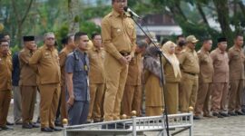 Bupati Solsel Khairunas memimpin apel di kantor bupati, Senin (27/5/2024). (Foto: Humas Pemkab Solsel)