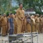 Bupati Solsel Khairunas memimpin apel di kantor bupati, Senin (27/5/2024). (Foto: Humas Pemkab Solsel)