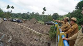Bupati Tanah Datar Eka Putra dan rombongan meninjau kondisi Sabo Dam di Nagari Pasir Laweh, Senin (27/5/2024). (Foto: Prokopim Tanah Datar)