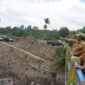 Bupati Tanah Datar Eka Putra dan rombongan meninjau kondisi Sabo Dam di Nagari Pasir Laweh, Senin (27/5/2024). (Foto: Prokopim Tanah Datar)