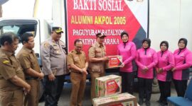 Penyerahan bantuan dari alumni Akpol 2005 untuk korban banjir bandang. (Foto: Kominfo Padang Panjang)
