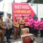 Penyerahan bantuan dari alumni Akpol 2005 untuk korban banjir bandang. (Foto: Kominfo Padang Panjang)