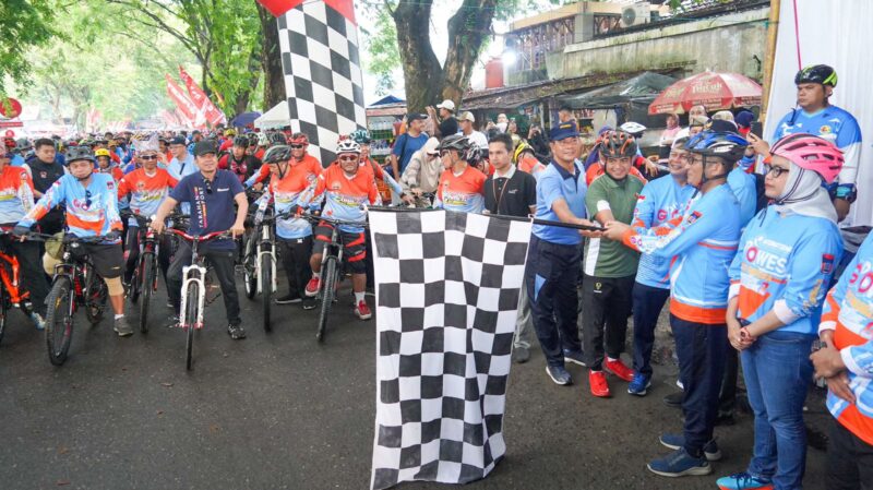 Wali Kota Padang Hendri Septa melepas peserta Internasional Gowes Siti Nurbaya Adventure VIII sukses digelar, Minggu (5/5/2024). (Foto: Prokopim Padang)