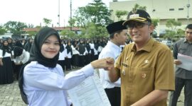 Wali Kota Padang Hendri Septa menyerahkan secara simbolis SK PPPK Kota Padang, Senin (6/5/2024). (Foto: Prokopim Padang)