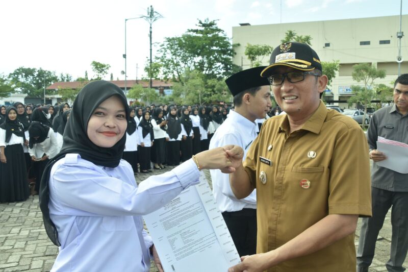 Wali Kota Padang Hendri Septa menyerahkan secara simbolis SK PPPK Kota Padang, Senin (6/5/2024). (Foto: Prokopim Padang)