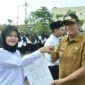 Wali Kota Padang Hendri Septa menyerahkan secara simbolis SK PPPK Kota Padang, Senin (6/5/2024). (Foto: Prokopim Padang)