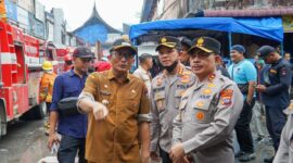 Wali Kota Padang Hendri Septa bersama Kapolda Irjen Pol Suharyono dan lainnya meninjau lokasi kebakaran di Pasar Raya Padang, Selasa (7/5/2024). (Foto: Prokopim Padang)